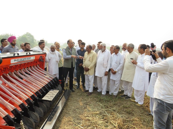 ./writereaddata/CImages/12 Addl Secretary interacting with farmers regarding the use of superseeder.JPG